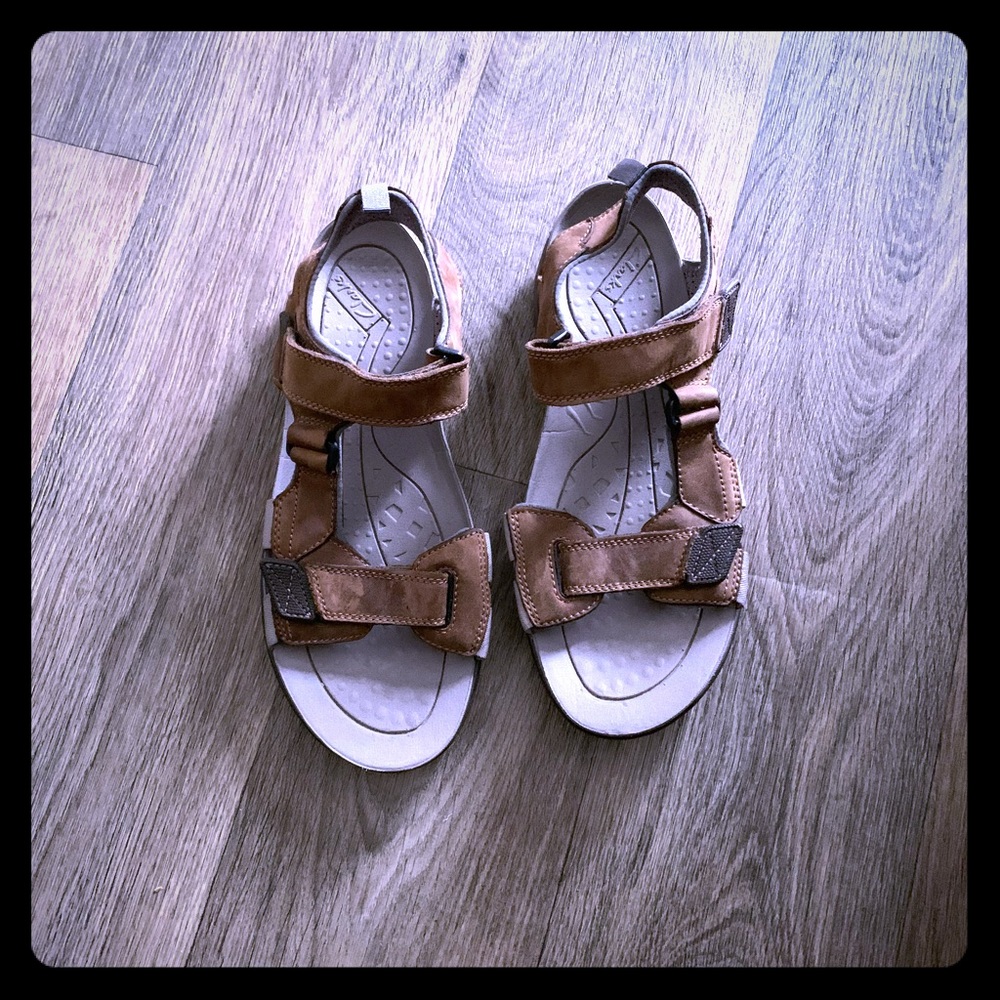 Men’s Clarks sandals in EUC